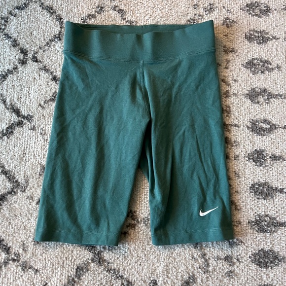 Nike sportswear essential bike shorts - Picture 2 of 4